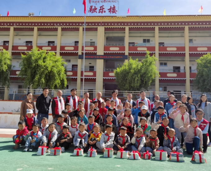 勘测公司在虾拉沱镇中心小学开展图书捐赠活动