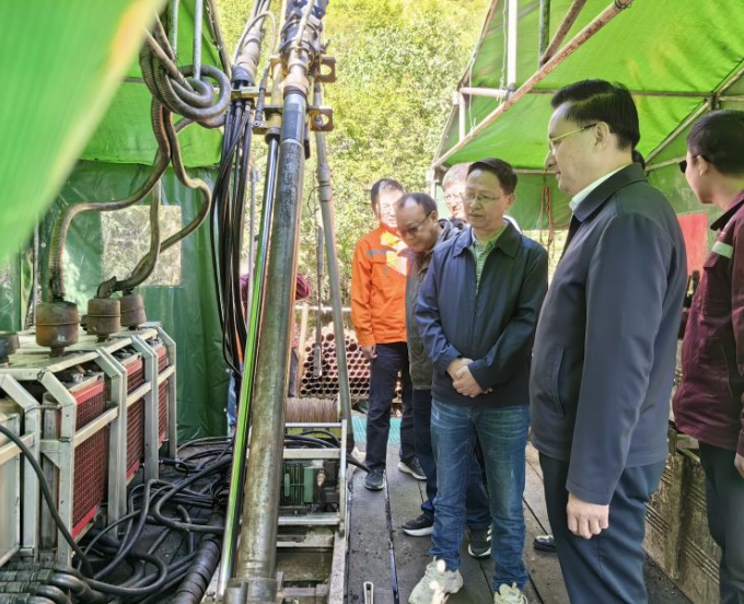 伍定带队赴松潘东北寨金矿钻探项目部督导检查工作