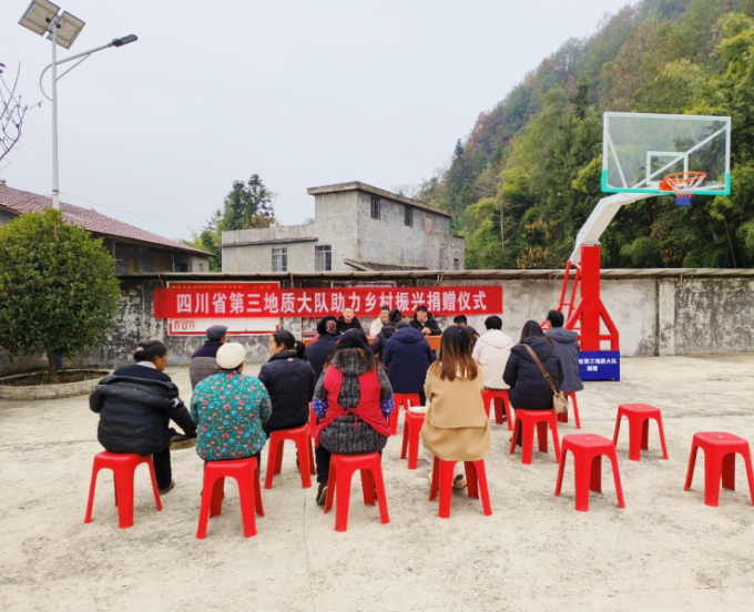 三大队爱心捐赠暖人心，倾情帮扶促振兴