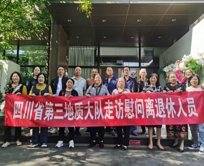 三大队开展异地离退休老同志走访慰问活动